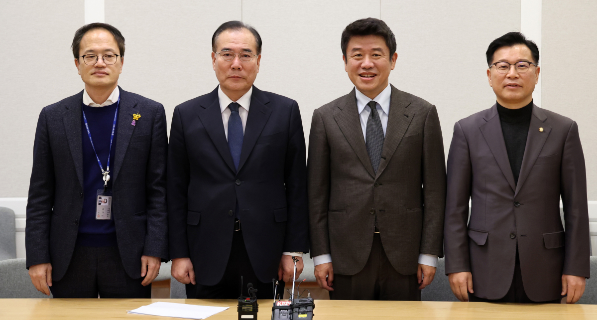 ▲유의동 국민의힘 정책위의장과 이개호 더불어민주당 정책위의장이 6일 오후 서울 여의도 국회에서 열린 여야 2+2 합의체 회의에 참석해 기념촬영을 하고 있다. 왼쪽부터 더불어민주당 박주민 원내수석부대표, 이개호 정책위의장, 국민의힘 유의동 정책위의장, 이양수 원내수석부대표. (뉴시스)