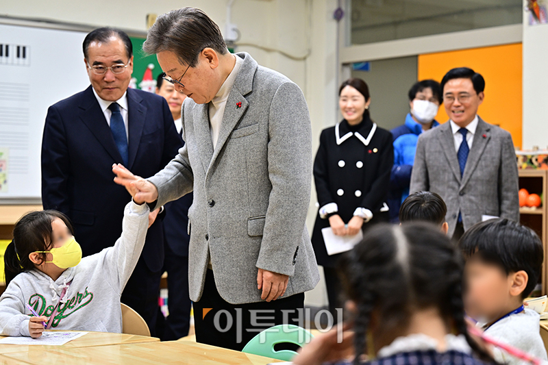 ▲이재명(왼쪽 두번째) 더불어민주당 대표가 6일 서울 강서구 방화초에서 '온동네 초등돌봄' 현장간담회에 앞서 이개호(왼쪽) 정책위의장, 진교훈(오른쪽) 강서구청장과 함께 돌봄교실을 둘러보고 있다. 국회사진취재단