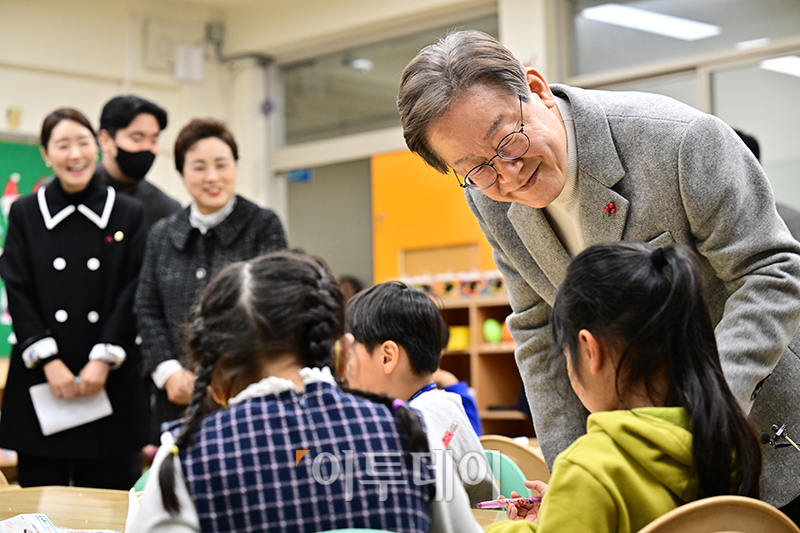 ▲이재명 더불어민주당 대표가 6일 서울 강서구 방화초에서 '온동네 초등돌봄' 현장간담회에 앞서 돌봄교실을 둘러보고 있다.국회사진취재단