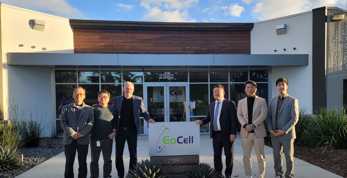 ▲메디콕스가 미국 배터리셀 회사 이오셀(EOCELL)과 5일(현지시간) 미국 실리콘밸리 산호세에 소재한 이오셀과 '한국 내 합작법인 설립과 고객 맞춤형 배터리셀 설계 및 제조 설비 구축을 위한 업무협약(MOU)'을 체결했다. 사진 왼쪽부터 이안 강(Ian Kang) 이오셀 박사, 정준식 이오셀 연구개발 부사장, 패트릭 그레이(Patrick Gray) 이오셀 총괄사장, 현경석 메디콕스 대표, 박준일 소니드 회장, 김영일 린벤처스 대표가 기념 촬영을 하고 있다.(메디콕스 제공)