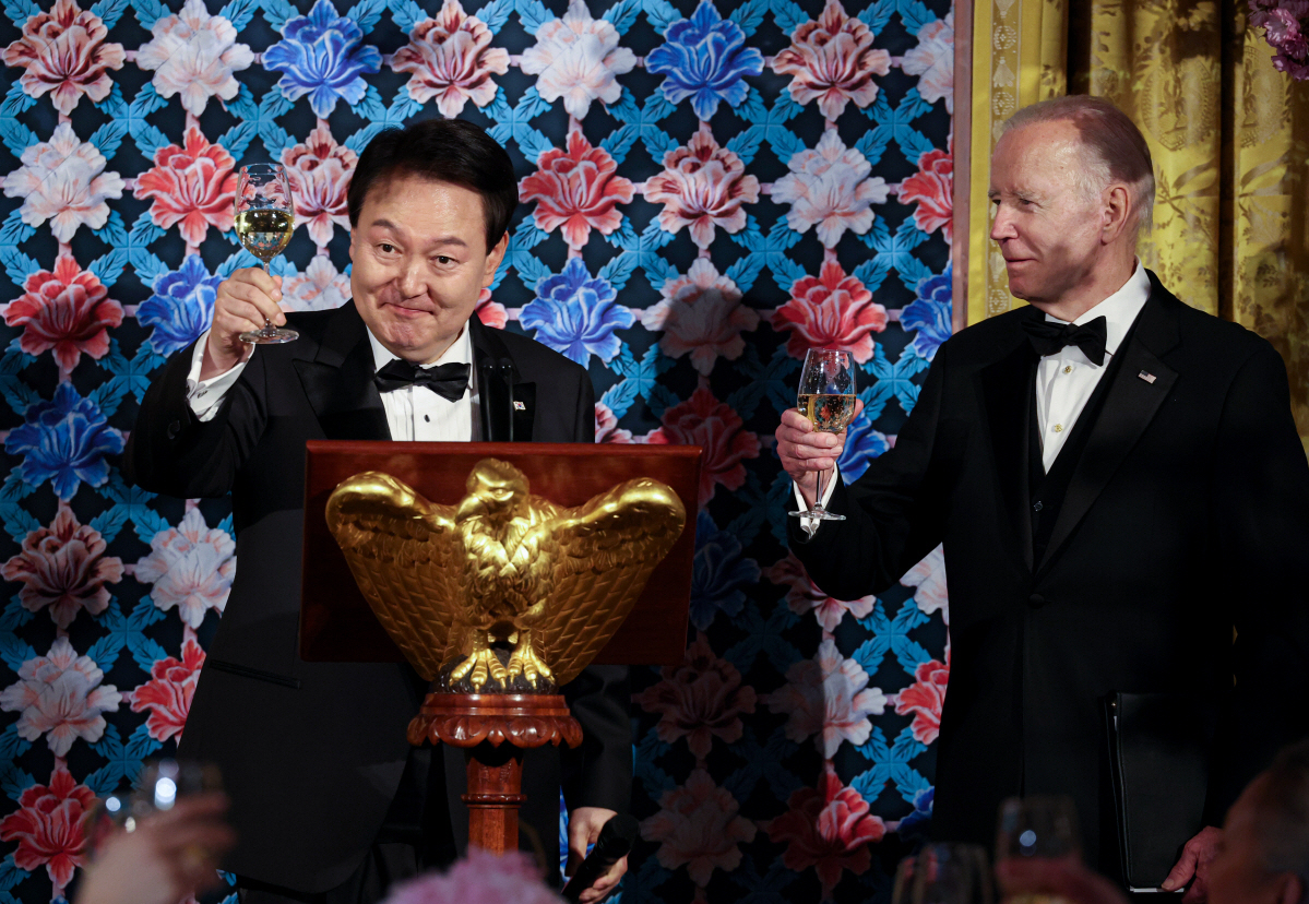 ▲윤석열 대통령(왼쪽)이 지난 4월26일(현지시간) 워싱턴DC 백악관 이스트룸에서 열린 한미 정상 국빈 만찬에서 조 바이든 대통령이 지켜보는 가운데 건배사를 외치고 있다.(출처=연합뉴스)
