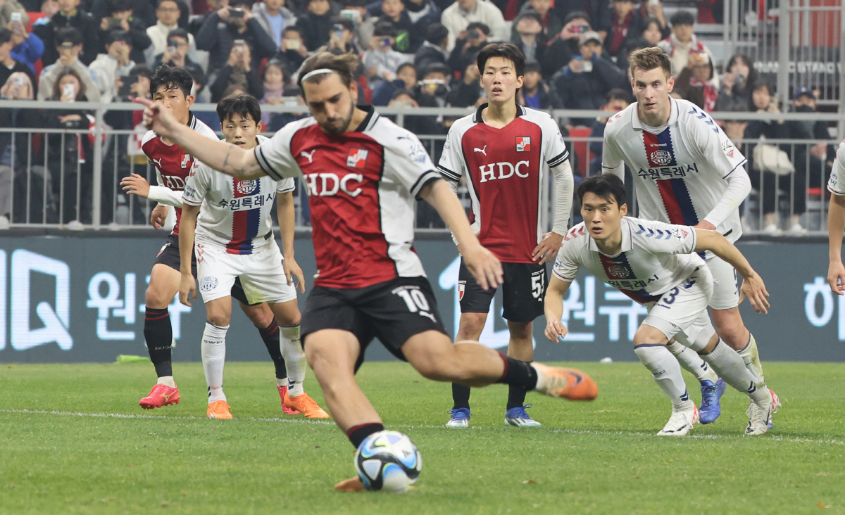 ▲6일 부산 아시아드주경기장에서 열린 프로축구 승강 플레이오프 1차전 부산 아이파크와 수원FC 경기. 부산 라마스가 골을 넣고 있다.(출처=연합뉴스)
