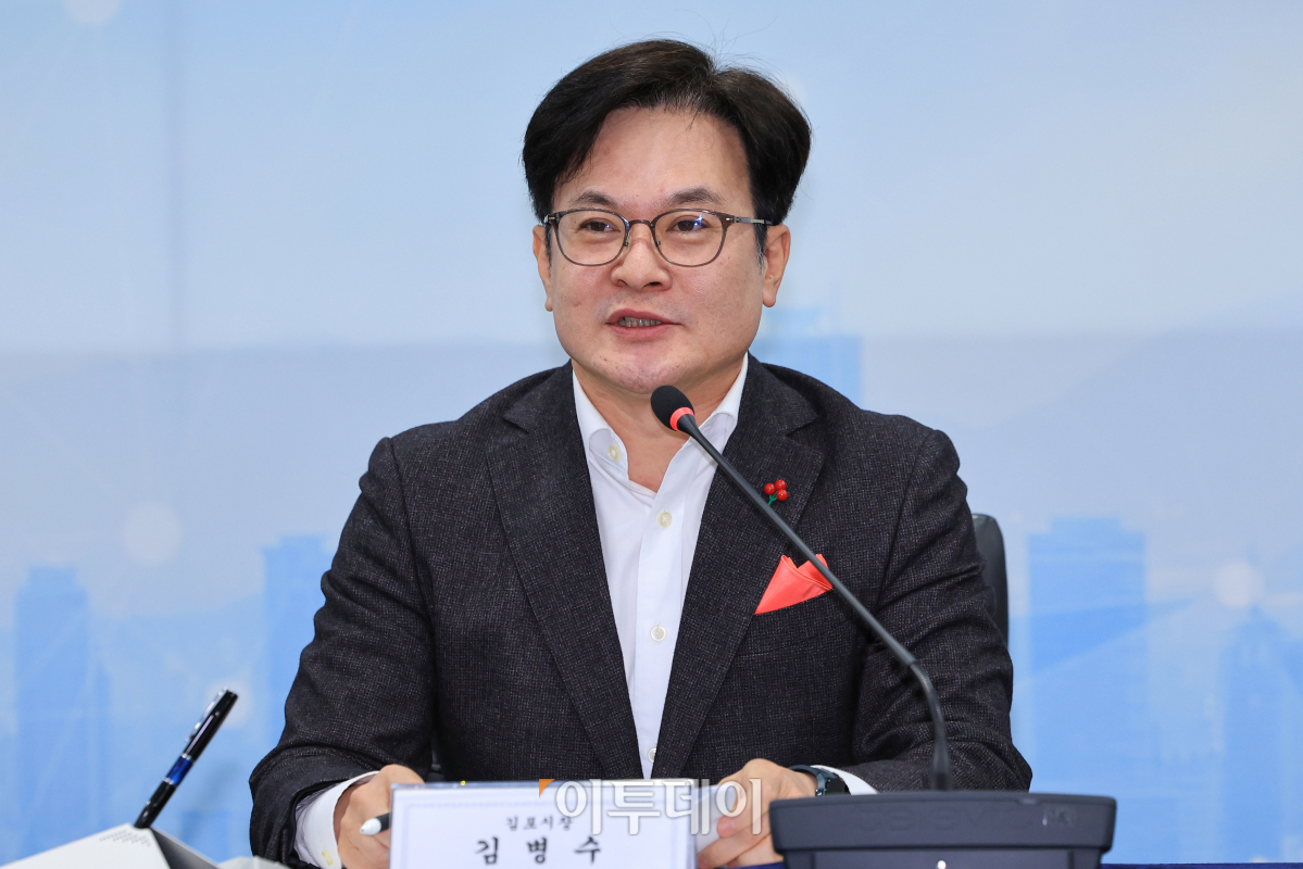 ▲김병수 김포시장이 7일 오전 서울 중구 서울시청 영상회의실에서 열린 서울-김포 기후동행카드 업무협약식에서 인사말을 하고 있다. 조현호 기자 hyunho@