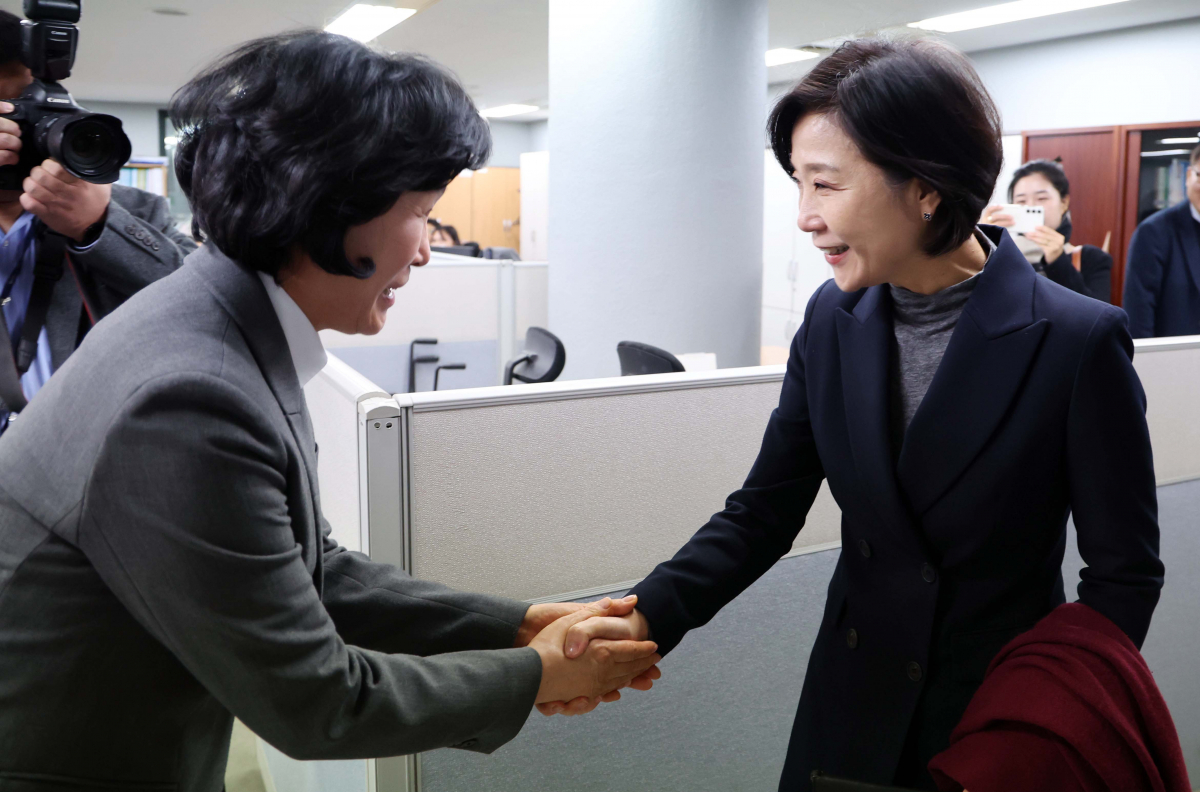 ▲오영주(오른쪽) 중소벤처기업부 장관 후보자가 7일 오전 서울 여의도 소상공인연합회에서 오세희 소상공인연합회 회장과 인사하고 있다.  (뉴시스)