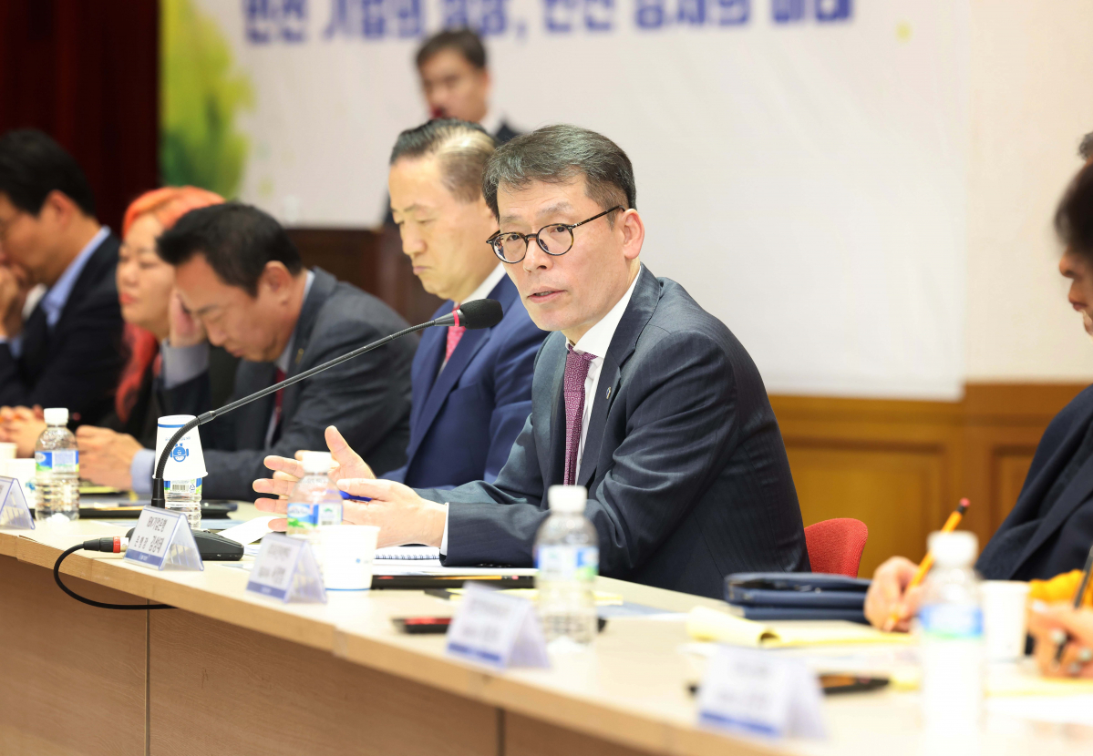 ▲김성태 IBK기업은행장이 7일 인천상공회의소에서 열린 '중소기업 현장 간담회'에서 중소기업 대표들과 대화하고 있다. (사진제공=IBK기업은행)