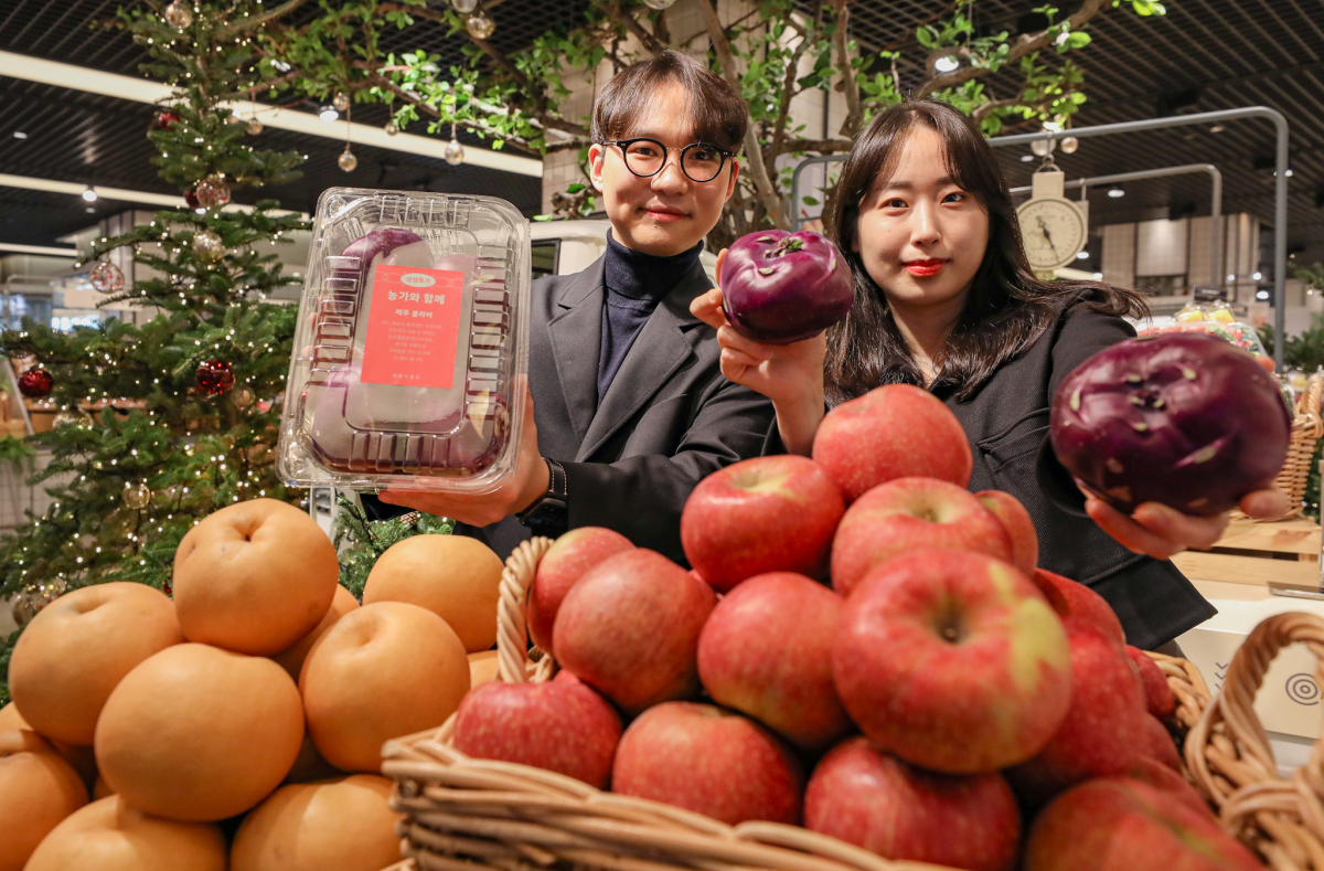 ▲7일 서울 강남구 현대백화점 무역센터점 지하 1층 식품관에서 직원들이 상생 특가 행사 상품을 소개하고 있다. (사진제공=현대백화점)