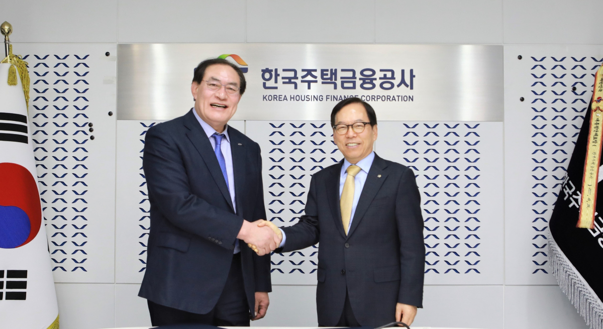 ▲한국주택금융공사는 부산 문현금융로 한국주택금융공사 본사에서 국민체육진흥공단과 ‘감사역량 강화 및 청렴문화 정착을 위한 감사업무 협약’을 6일 체결했다. 최기의 한국주택금융공사 상임감사(오른쪽)와 하형주 국민체육진흥공단 상임감사가 협약 체결 후 기념촬영을 하고 있다. (자료제공=주금공)