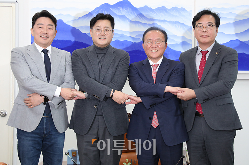 ▲7일 서울 여의도 국회에서 열린 예산안 2+2 협의체 회의에서 여야 원내대표와 예결위 간사들이 기념촬영을 하고 있다. 왼쪽부터 강훈식 더불어민주당 간사, 홍익표 원내대표, 윤재옥 국민의힘 원내대표, 송언석 간사. 고이란 기자 photoeran@