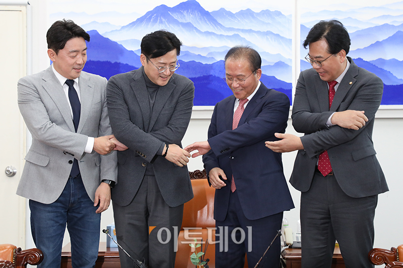 ▲7일 서울 여의도 국회에서 열린 예산안 2+2 협의체 회의에서 여야 원내대표와 예결위 간사들이 기념촬영을 하고 있다. 왼쪽부터 강훈식 더불어민주당 간사, 홍익표 원내대표, 윤재옥 국민의힘 원내대표, 송언석 간사. 고이란 기자 photoeran@