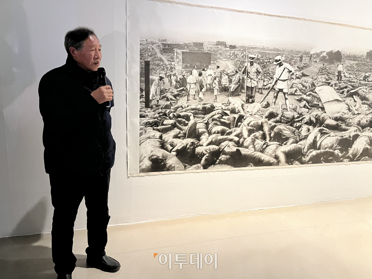 ▲'일본 관동대지진 조선인 대학살' 작품을 설명하는 신학철 작가의 모습. (사진=송석주 기자)