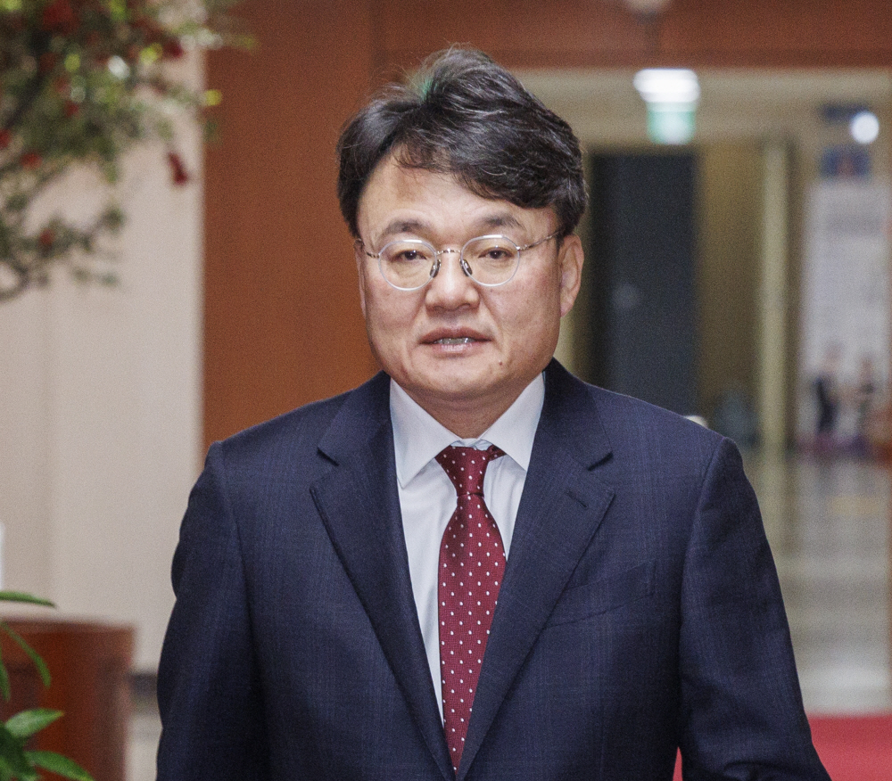 ▲박성근 국무총리 비서실장이 '노란봉투법'과 방송3법에 대한 재의요구안 등을 처리하기 위해 1일 오전 서울 종로구 정부서울청사에서 열린 임시 국무회의에 입장하고있다. (연합뉴스)