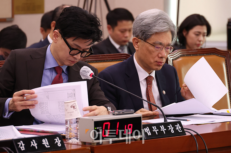 ▲한동훈(왼쪽) 법무부 장관과 김상환 법원행정처장이 7일 서울 여의도 국회에서 열린 법제사법위원회 전체회의에서 자료를 살펴보고 있다. 고이란 기자 photoeran@