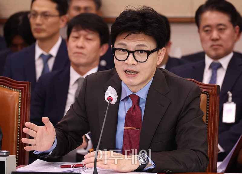 ▲한동훈 법무부 장관이 7일 서울 여의도 국회에서 열린 법제사법위원회 전체회의에서 의원 질의에 답변을 하고 있다. 고이란 기자 photoeran@