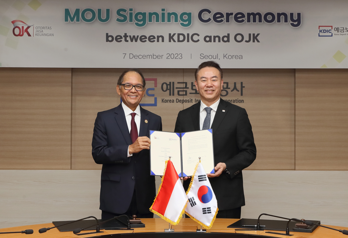 ▲유재훈 예금보험공사장(사진 오른쪽)은 오기 프라스토미요노 인도네시아 금융감독청 보험업권 최고책임자 (사진 왼쪽)와 보험업권 관련 상호협력 강화를 위한 MOU를 체결했다. (사진제공=예보)