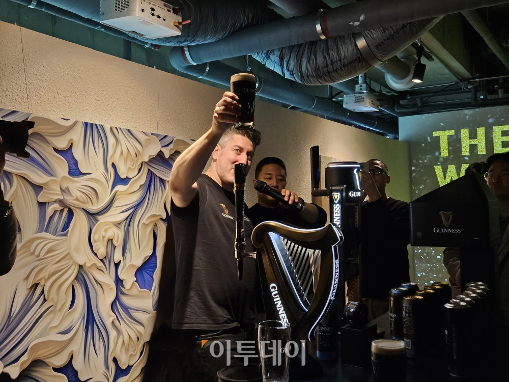 ▲7일 서울 강남구 신사동 ‘더 바 바이 에어드랍’에서 열린 미디어 행사에서 기네스 글로벌 브랜드 앰버서더 폭스 폭시 페드릭이 맥주 시연을 하고 있다. (문현호 기자 m2h@)