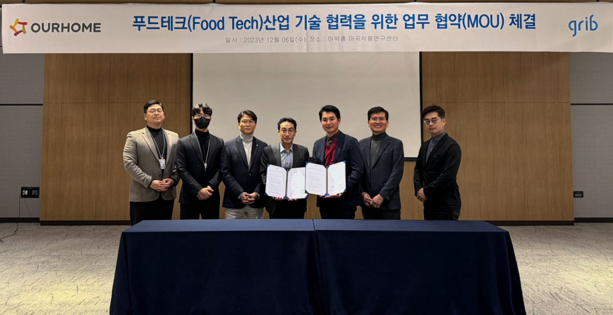 ▲차기팔 아워홈 BX디자인본부장(왼쪽에서 네번째), 정연규 그립 대표 등이 6일 아워홈 마곡 본사에서 ‘푸드테크 공동 연구개발 강화’ 업무협약을 체결한 후 기념촬영을 하고 있다. (사진제공=아워홈)