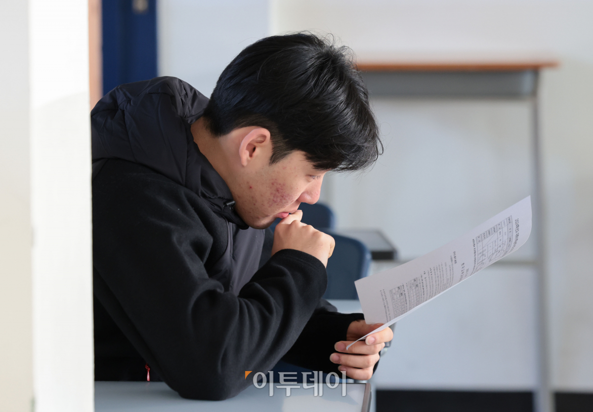 ▲8일 오전 서울 종로구 경복고등학교 3학년 교실에서 수능성적표를 받은 학생들이 자신의 성적을 확인하고 있다. 사진공동취재단