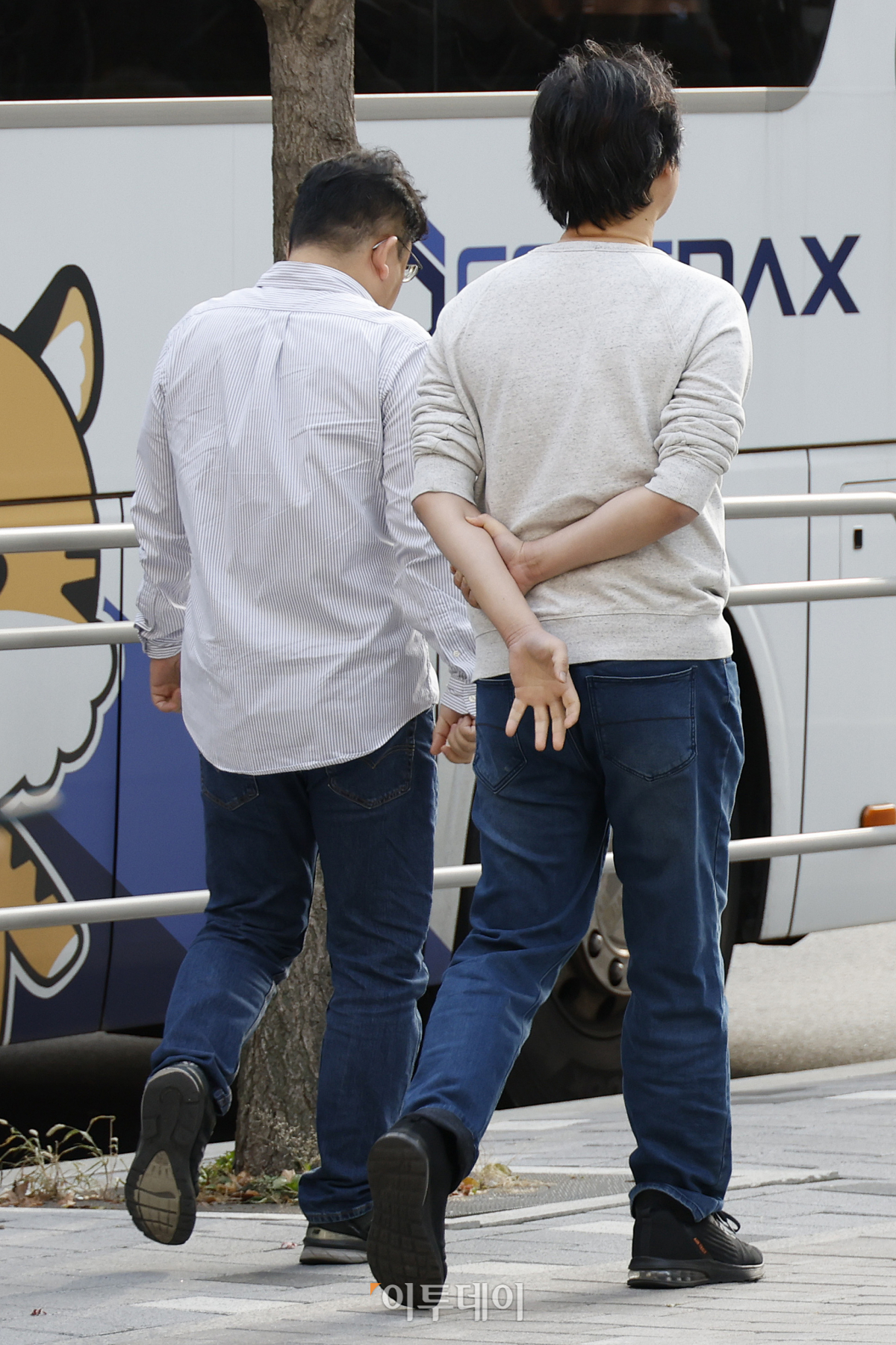 ▲포근한 초봄 날씨를 보인 8일 서울 영등포구 여의도역 일대에서 비교적 가벼운 옷차림을 한 시민들이 발걸음을 옮기고 있다. 기상청은 이날 따뜻한 서풍이 유입되면서 기온이 평년보다 5~10도 가량 높아 포근하겠다고 전했다. 이날 서울 낮 최고기온은 16도로 예보됐다.