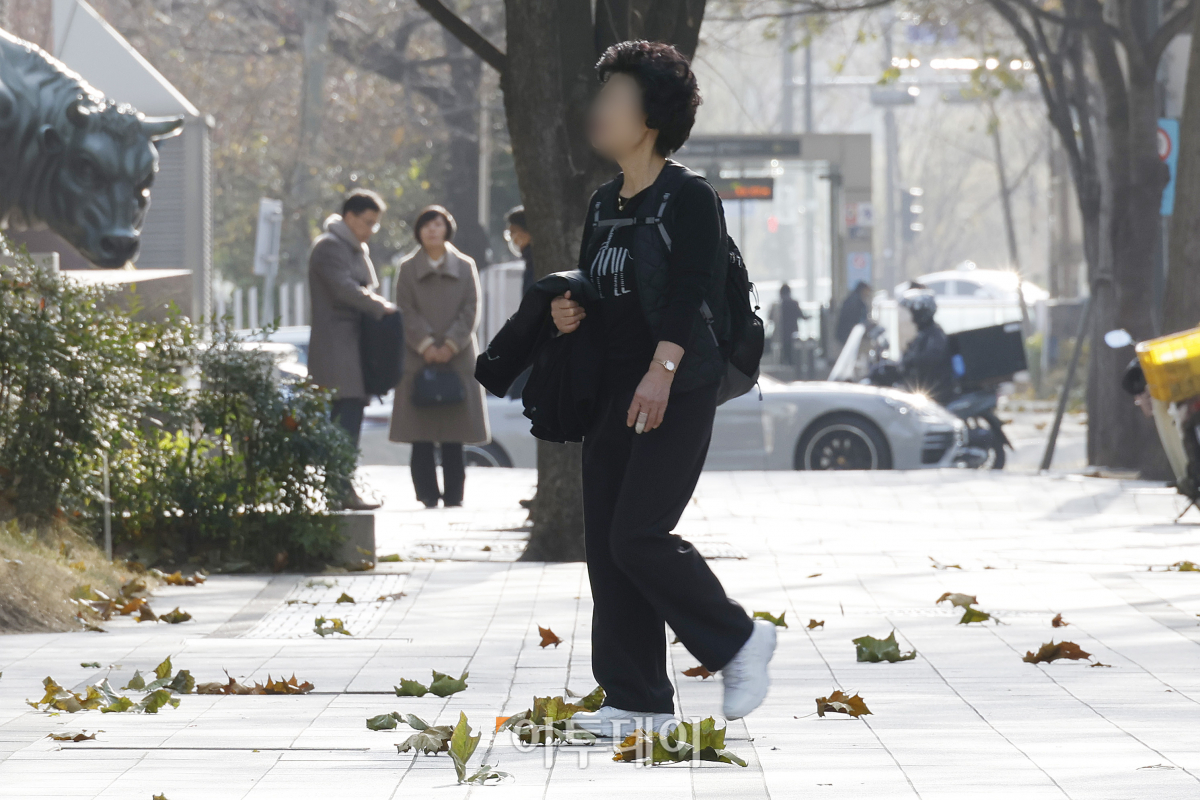 ▲포근한 초봄 날씨를 보인 8일 서울 영등포구 여의도역 일대에서 비교적 가벼운 옷차림을 한 시민이 발걸음을 옮기고 있다. 기상청은 이날 따뜻한 서풍이 유입되면서 기온이 평년보다 5~10도 가량 높아 포근하겠다고 전했다. 이날 서울 낮 최고기온은 16도로 예보됐다.