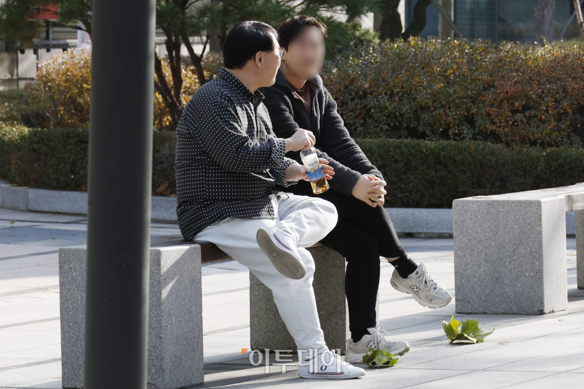 ▲포근한 초봄 날씨를 보인 8일 서울 영등포구 여의도역 일대에서 비교적 가벼운 옷차림을 한 시민들이 휴식을 취하고 있다. 기상청은 이날 따뜻한 서풍이 유입되면서 기온이 평년보다 5~10도 가량 높아 포근하겠다고 전했다. 이날 서울 낮 최고기온은 16도로 예보됐다.