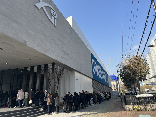 ▲청계리버뷰자이 견본주택 입구. 견본주택을 찾은 방문객들이 입장을 위해 줄을 서있다.  (사진=한진리 기자 truth@)