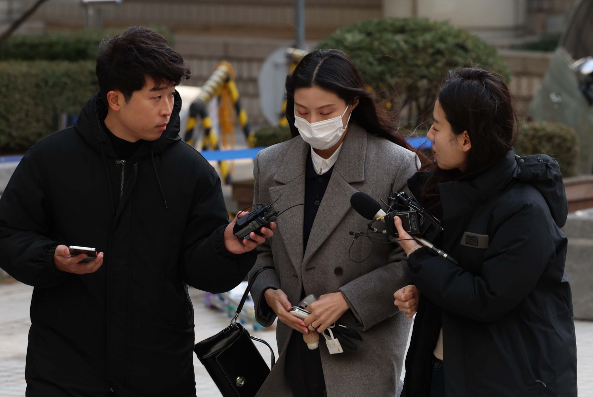 ▲조국 전 법무부 장관의 딸 조민 씨가 8일 서울 서초구 서울중앙지방법원에서 열린 입시비리 혐의 관련 첫 재판에 출석하고 있다. 신태현 기자 holjjak@