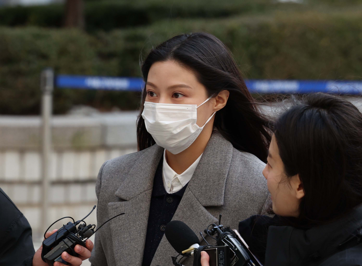 ▲조국 전 법무부 장관의 딸 조민 씨가 8일 서울 서초구 서울중앙지방법원에서 열린 입시비리 혐의 관련 첫 재판에 출석하고 있다. 신태현 기자 holjjak@