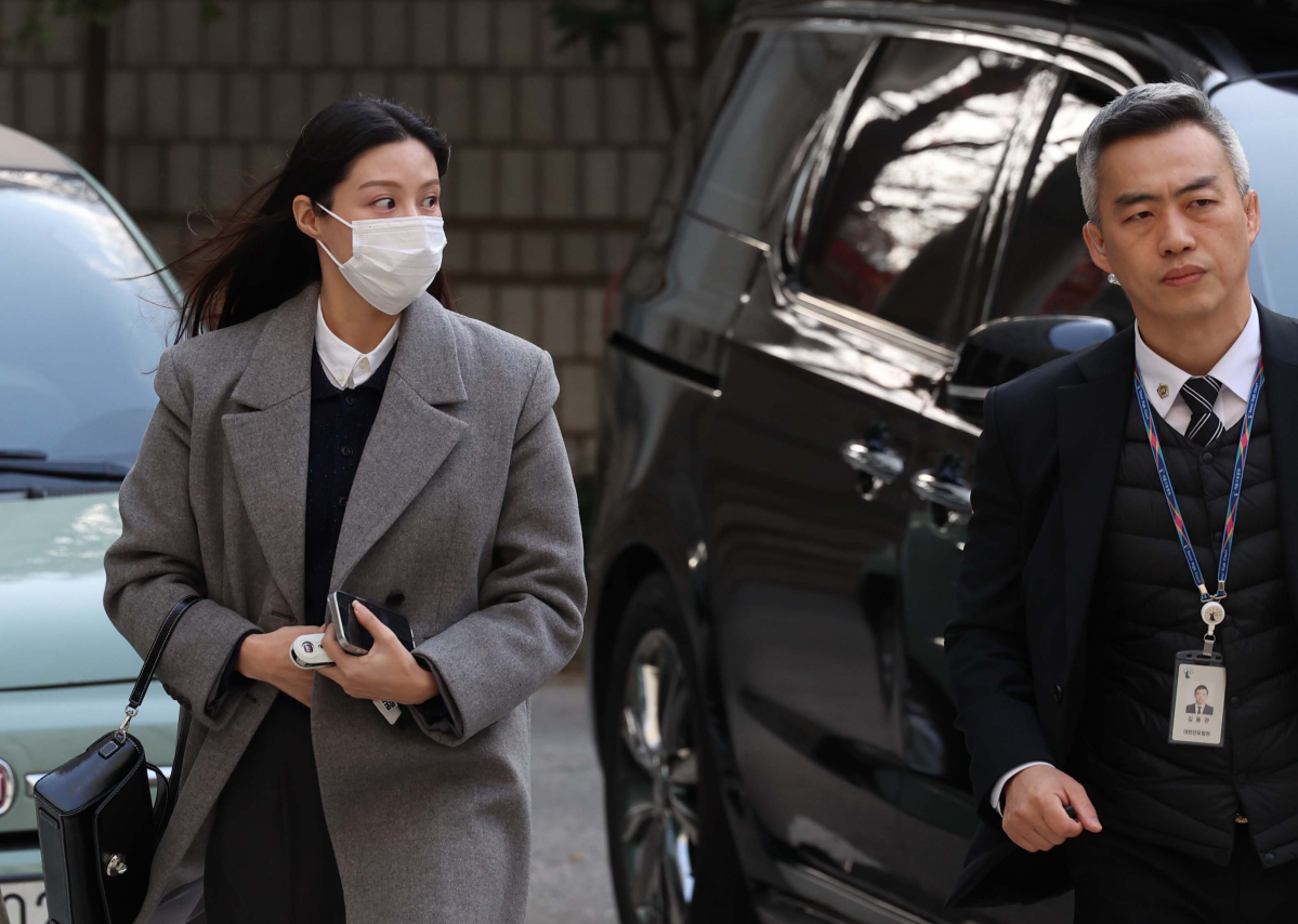 ▲조국 전 법무부 장관의 딸 조민 씨가 8일 서울 서초구 서울중앙지방법원에서 열린 입시비리 혐의 관련 첫 재판에 출석하고 있다. 신태현 기자 holjjak@