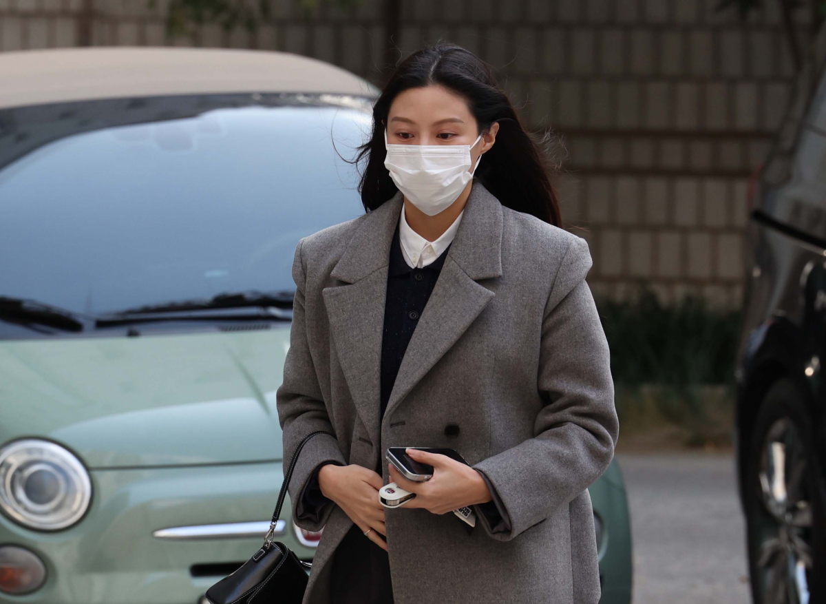 ▲조국 전 법무부 장관의 딸 조민 씨가 8일 서울 서초구 서울중앙지방법원에서 열린 입시비리 혐의 관련 첫 재판에 출석하고 있다. 신태현 기자 holjjak@