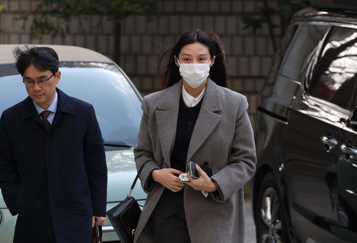 ▲조국 전 법무부 장관의 딸 조민 씨가 8일 서울 서초구 서울중앙지방법원에서 열린 입시비리 혐의 관련 첫 재판에 출석하고 있다. 신태현 기자 holjjak@