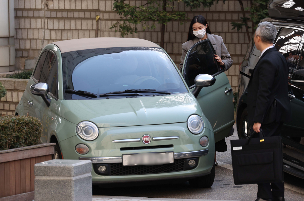 ▲조국 전 법무부 장관의 딸 조민 씨가 8일 서울 서초구 서울중앙지방법원에서 열린 입시비리 혐의 관련 첫 재판에 출석하고 있다. 신태현 기자 holjjak@