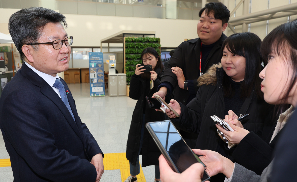 ▲오석환 신임 교육부 차관이 8일 오후 세종시 정부세종청사에 도착, 기자들의 질문에 답하고 있다. (뉴시스])