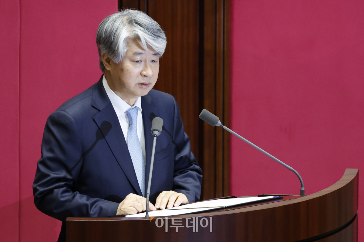 ▲이종석 헌법재판소장이 8일 서울 여의도 국회 본회의장에서 열린 제410회국회(정기회) 제14차 본회의에서 인사말을 하고 있다. 조현호 기자 hyunho@