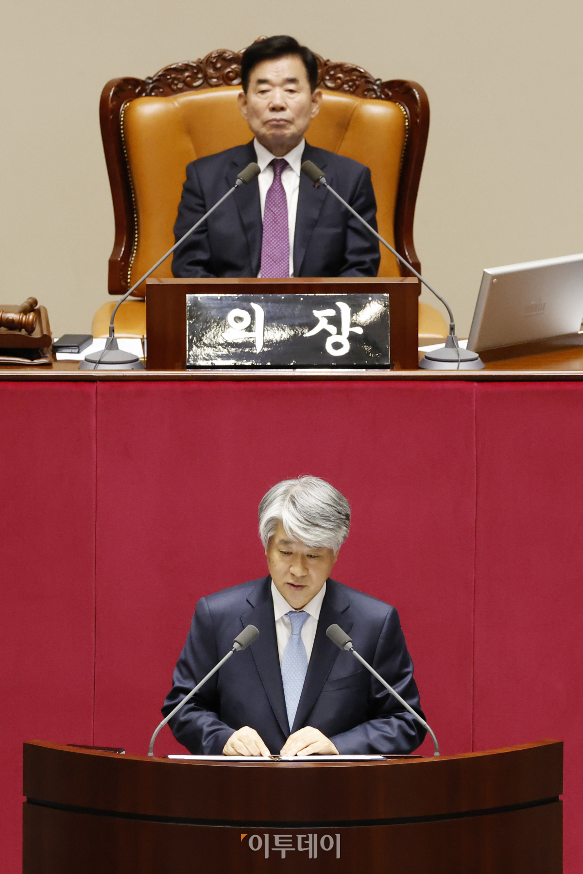 ▲이종석 헌법재판소장이 8일 서울 여의도 국회 본회의장에서 열린 제410회국회(정기회) 제14차 본회의에서 인사말을 하고 있다. 조현호 기자 hyunho@
