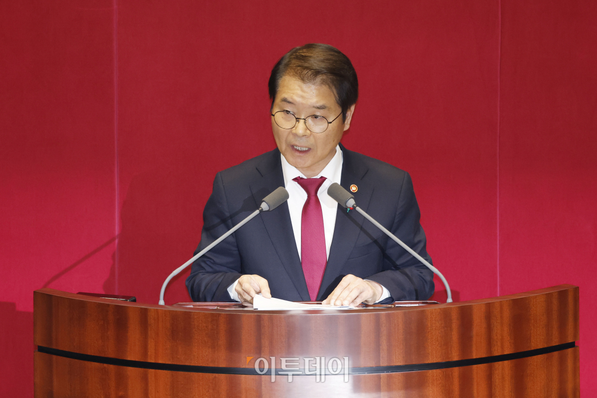 ▲이정식 고용노동부 장관이 8일 서울 여의도 국회 본회의장에서 열린 제410회국회(정기회) 제14차 본회의에서 노동조합 및 노동관계조정법 일부개정법률안 재의 요구 이유 설명을 하고 있다. 조현호 기자 hyunho@