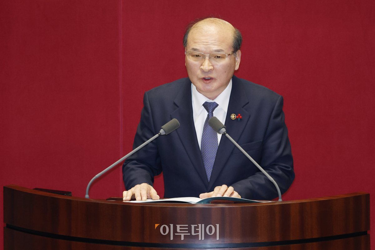 ▲이상인 방송통신위원회 위원장 직무대행이 8일 서울 여의도 국회 본회의장에서 열린 제410회국회(정기회) 제14차 본회의에서 방송법·방송문화진흥회법·한국교육방송공사법 개정안(방송3법) 재의 요구 이유 설명을 하고 있다. 조현호 기자 hyunho@
