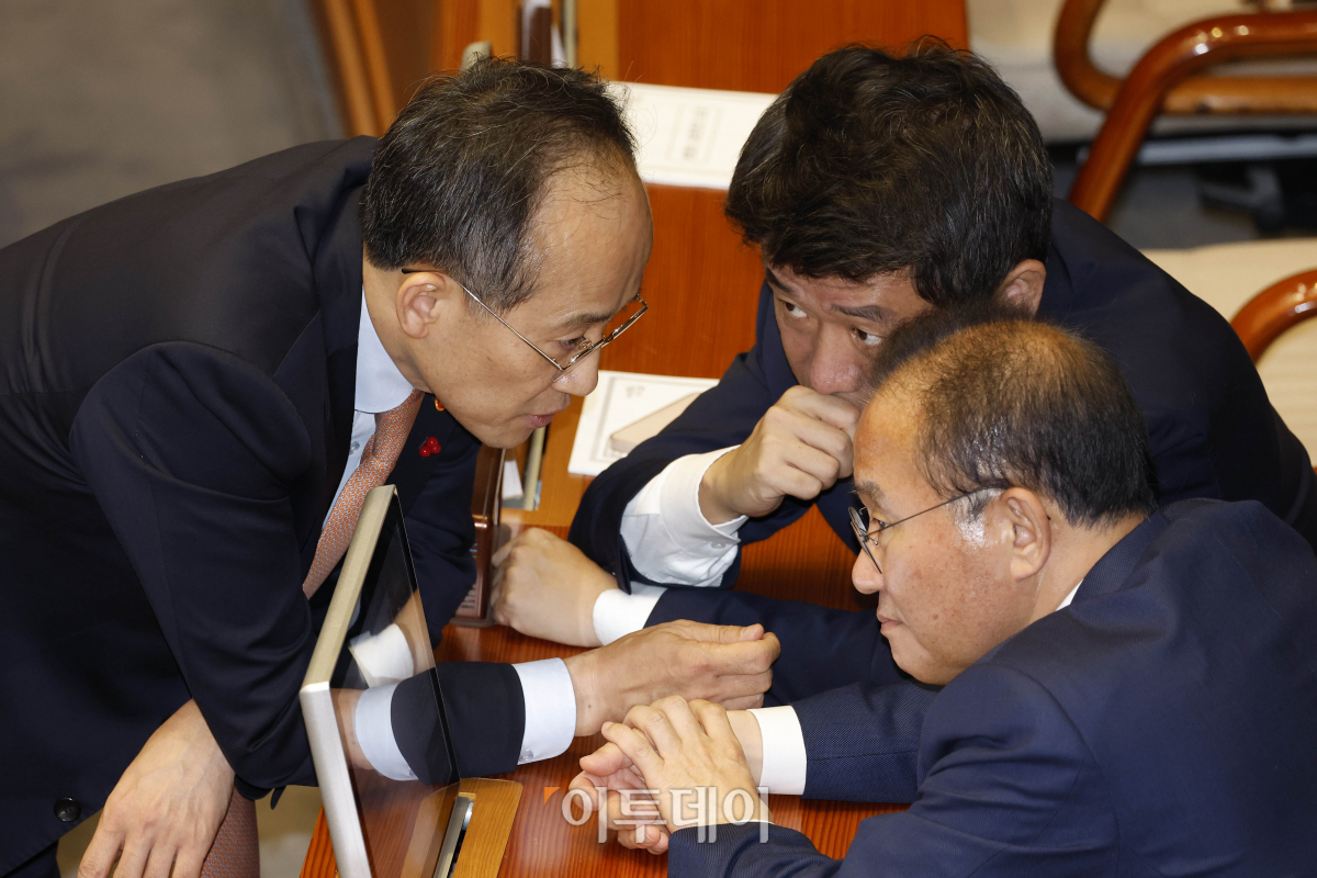 ▲윤재옥 국민의힘 원내대표와 유의동 정책위의장, 추경호 경제부총리 겸 기획재정부 장관이 8일 서울 여의도 국회 본회의장에서 열린 제410회국회(정기회) 제14차 본회의에서 대화를 하고 있다. 조현호 기자 hyunho@