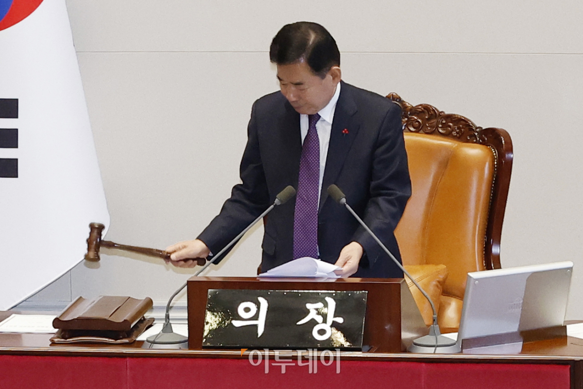▲김진표 국회의장이 8일 서울 여의도 국회 본회의장에서 열린 제410회국회(정기회) 제14차 본회의에서 의사봉을 두드리고 있다. 조현호 기자 hyunho@