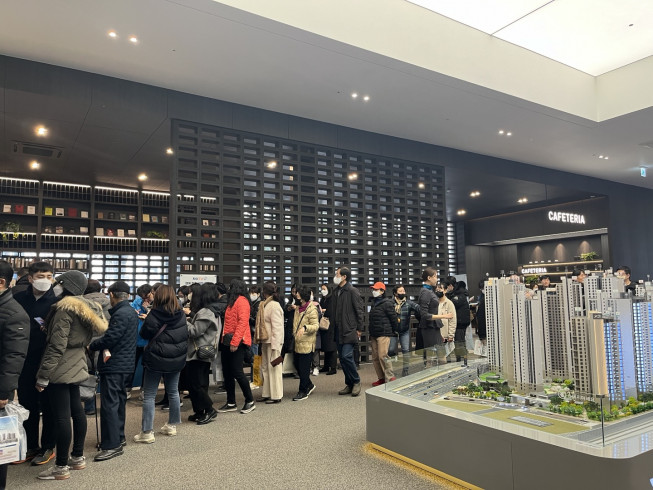 ▲청계리버뷰자이 견본주택 내부. 방문객들이 유닛 입장을 위해 줄을 서있다.  (사진=한진리 기자 truth@)