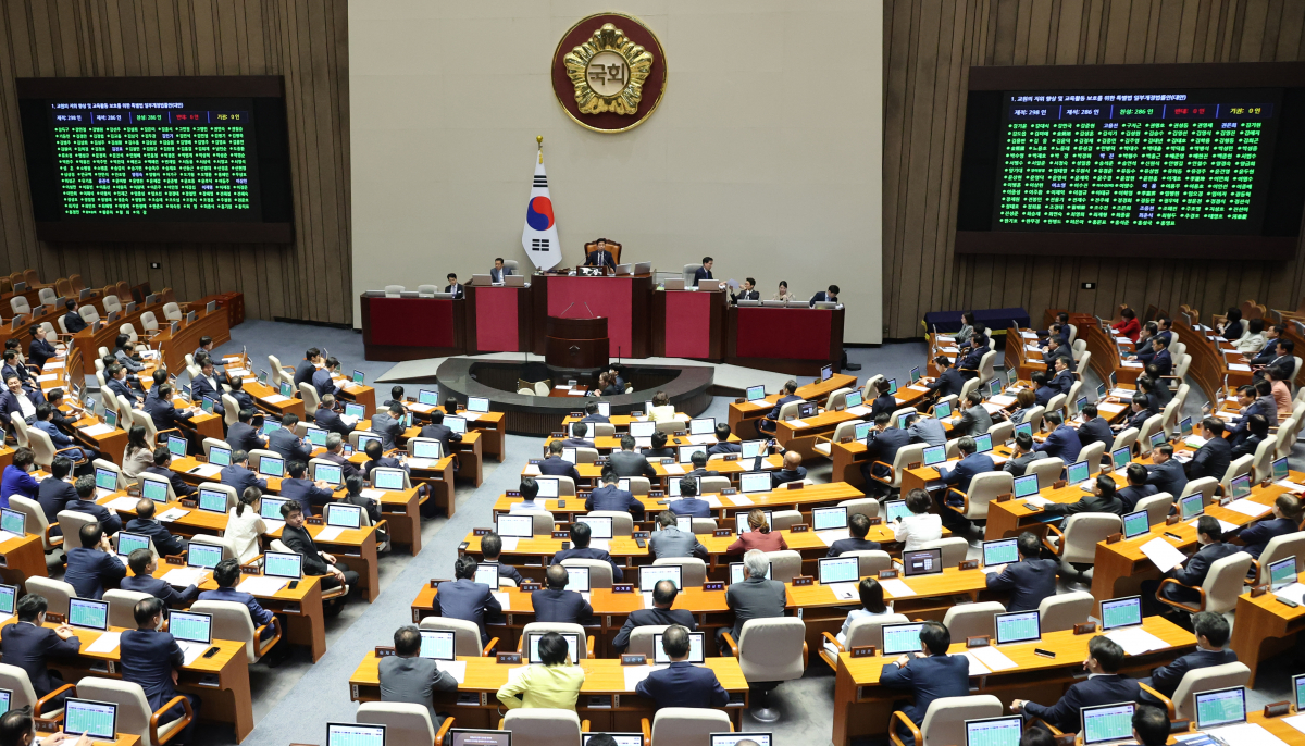 ▲21일 국회 본회의에서 교원 지위 향상 특별법 개정안을 표결하고 있다. (연합뉴스)