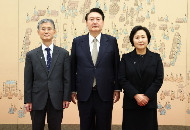 ▲윤석열 대통령이 8일 서울 용산 대통령실 청사에서 조희대 신임 대법원장에게 임명장을 수여한 뒤 조 대법원장 배우자와 함께 기념 촬영을 하고 있다. (연합뉴스)