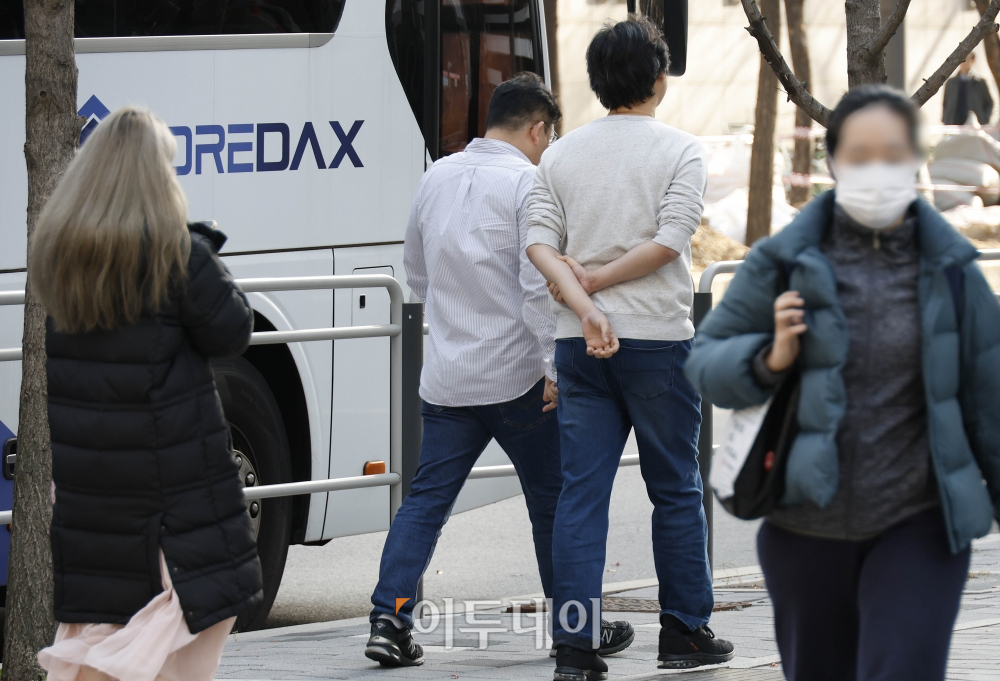 ▲포근한 초봄 날씨를 보인 8일 서울 영등포구 여의도역 일대에서 비교적 가벼운 옷차림을 한 시민들이 발걸음을 옮기고 있다. 기상청은 이날 따뜻한 서풍이 유입되면서 기온이 평년보다 5~10도 가량 높아 포근하겠다고 전했다. 이날 서울 낮 최고기온은 16도로 예보됐다.  (이투데이DB)