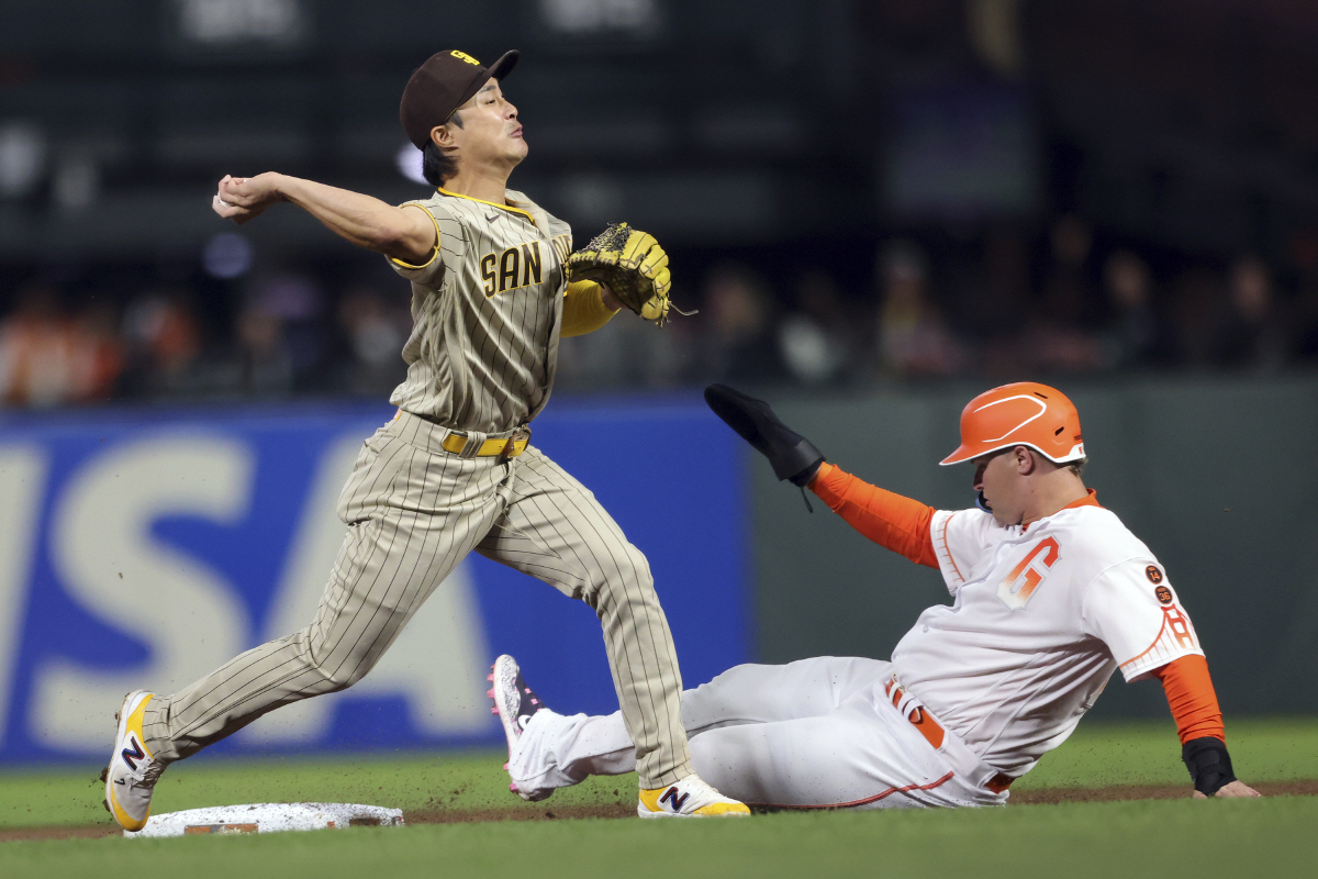 ▲샌디에이고 파드리스의 김하성이 9월 26일(현지시간) 경기에서 1루로 송구하고 있다. 샌프란시스코(미국)/AP뉴시스
