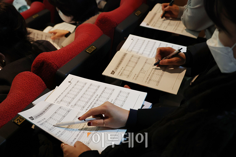 ▲종로학원 2024 정시지원전략 설명회가 열린 10일 서울 종로구 성균관대 600주년 기념관에서 수험생과 학부모들이 배치참고표를 살펴보고 있다. 고이란 기자 photoeran@