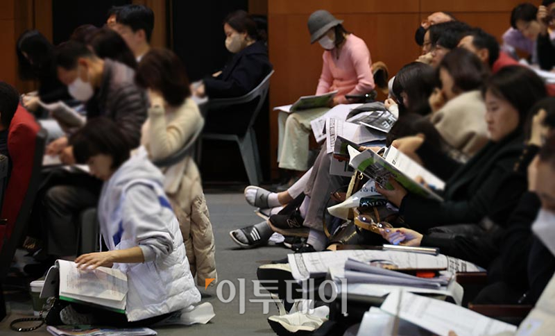 ▲종로학원 2024 정시지원전략 설명회가 열린 10일 서울 종로구 성균관대 600주년 기념관에서 수험생과 학부모들이 배치참고표를 살펴보고 있다. 고이란 기자 photoeran@