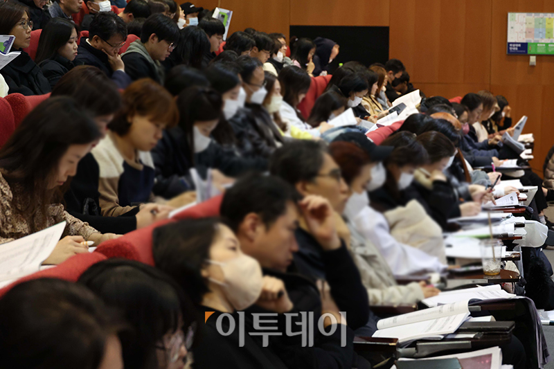 ▲종로학원 2024 정시지원전략 설명회가 열린 10일 서울 종로구 성균관대 600주년 기념관에서 수험생과 학부모들이 배치참고표를 살펴보고 있다. 고이란 기자 photoeran@