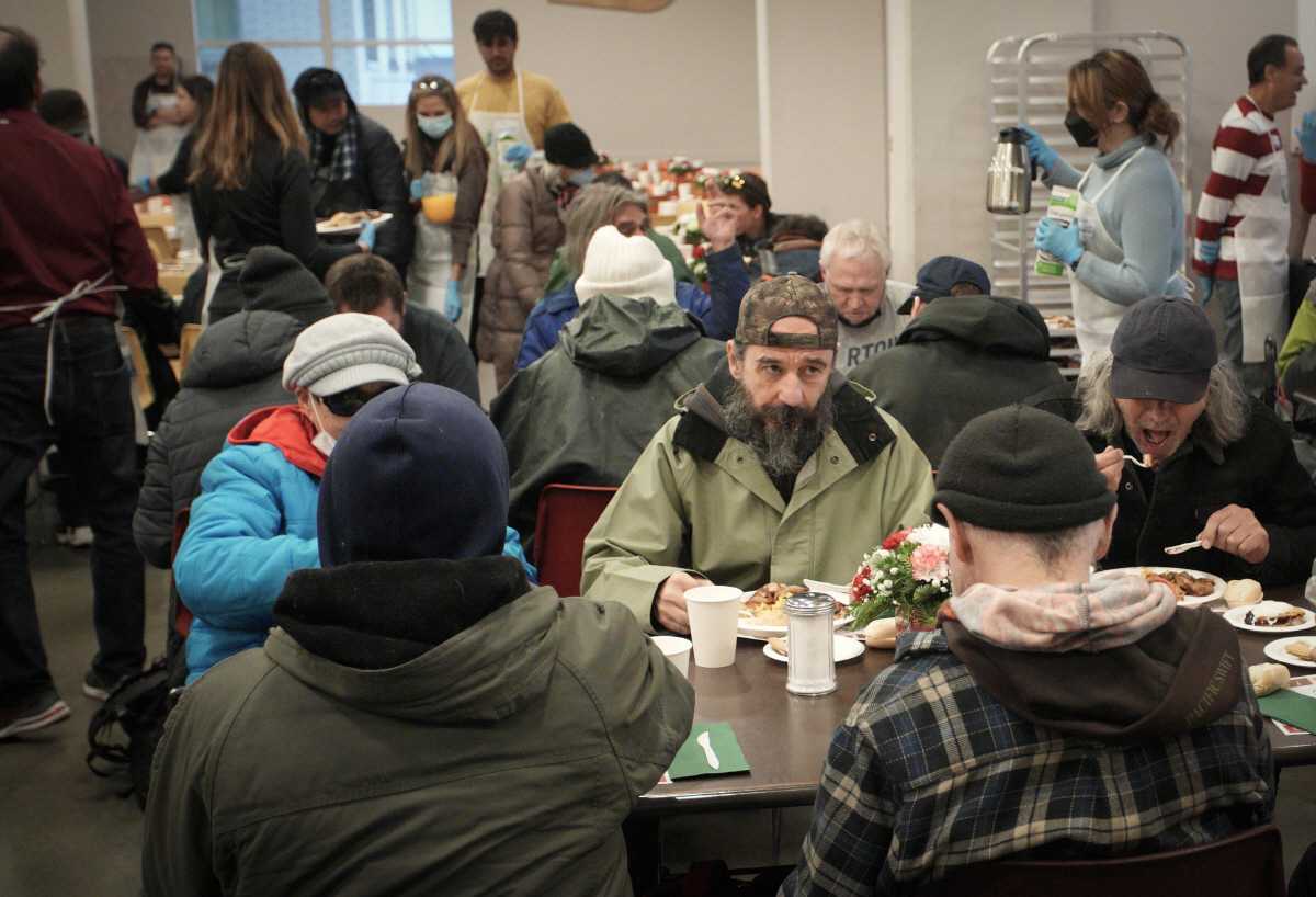 ▲캐나다 밴쿠버의 한 교회에서 9일(현지시간) 시민들이 크리스마스 기념 만찬을 즐기고 있다. 밴쿠버(캐나다)/신화연합뉴스
