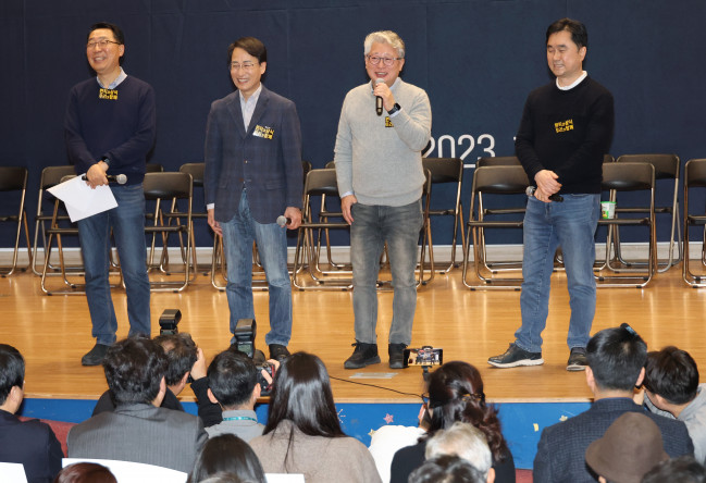 ▲10일 국회에서 열린 더불어민주당 비주류 모임 '원칙과 상식'의 국민과 함께 토크쇼에서 의원들이 인사말을 하고 있다. (연합뉴스)