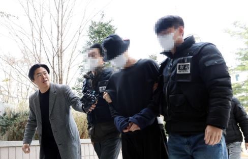 ▲지인 여성 살해한 20대 피의자. 영장실질심사를 위해 법원에 출석하는 모습. (연합뉴스)