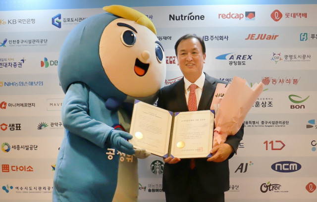 ▲인유성 레드캡투어 대표가 포토월에서 CCM 인증서를 수여받고 기념 촬영을 하고 있다. (사진제공=레드캡투어)